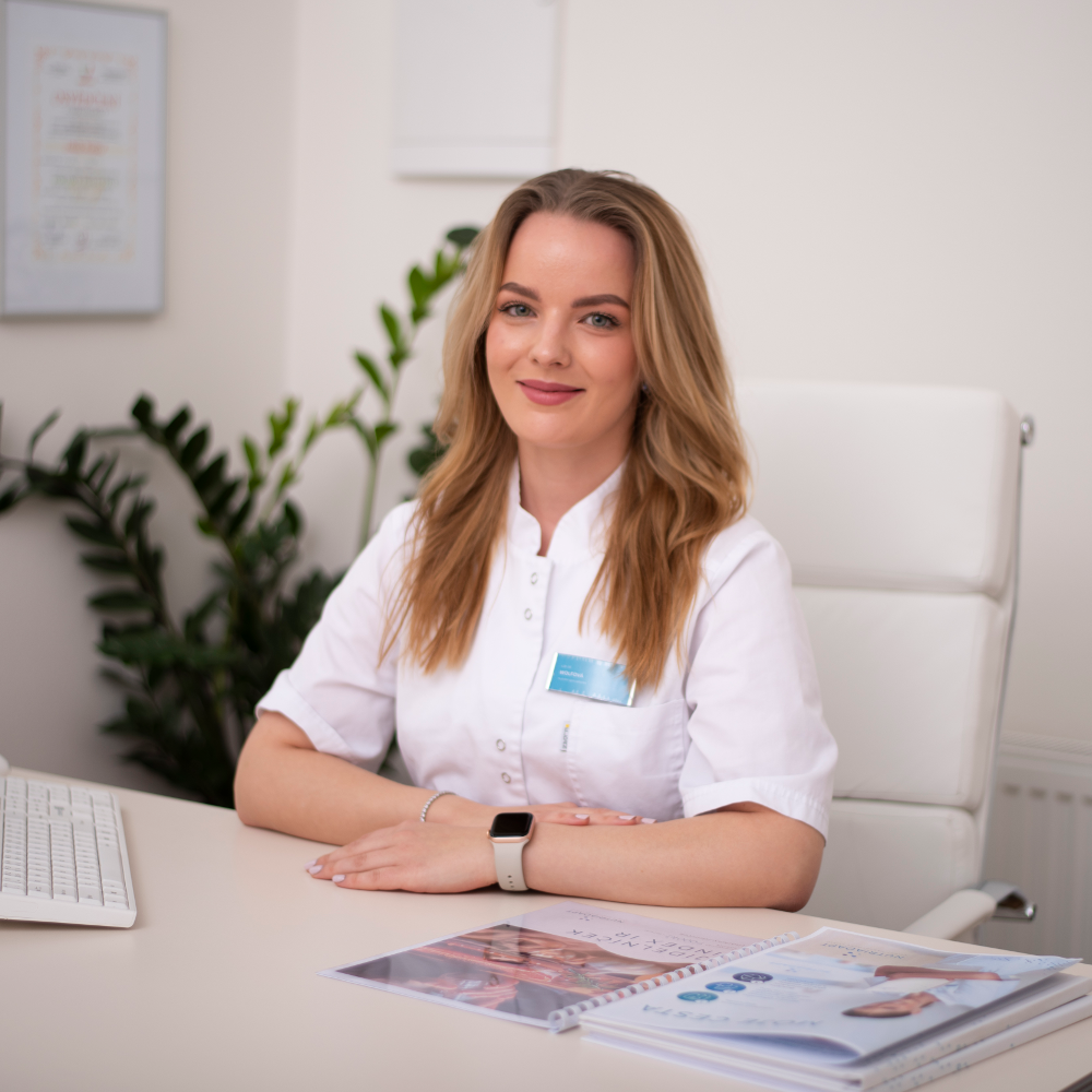 Usměvavá klientka probírá výsledky s nutriční specialistkou ve světlé poradně
